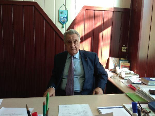 Виктор Горчаков, профессор кафедры экономики таможенного дела Владивостокского филиала Российской таможенной академии, доктор технических наук. Родился 11 ноября 1940 г. в Артеме. Окончил физико-математический факультет Дальневосточного государственного университета по специальности «физик». Кандидатскую диссертацию защитил в Объединенном институте ядерных исследований в Дубне, стажировался в институте теоретической физики имени Нильса Бора Копенгагенского университета (1967–1968 гг.), в институте ядерных исследований Токийского университета (1975 г.). 1962–1988 гг.: ассистент, старший преподаватель, доцент, заведующий кафедрой ядерной и статистической физики, декан физического факультета, с 1976 г. — ректор ДВГУ. 1988–1991 гг. — секретарь Приморского крайкома КПСС. 1992–1996 гг. — начальник кафедры физики Дальневосточной государственной морской академии. 1996–2001 гг. — начальник Владивостокского филиала Российской таможенной академии. 2001–2003 гг. — руководитель департамента международного сотрудничества администрации Приморского края, 2003–2006 гг. — вице-губернатор по международным связям. 2006–2011 гг. — председатель Законодательного собрания Приморского края 4-го созыва. С 2011 г. — депутат ЗС ПК 5-го созыва, председатель комитета по экономической политике и собственности. 30 мая 2012 г. вновь избран председателем ЗС ПК. 2010–2012 гг. — заведующий кафедрой мировой экономики и экономической теории ВГУЭС.  Фото: К. Сергеев |  «За прошедшую пятилетку мы ничего не сделали для развития»